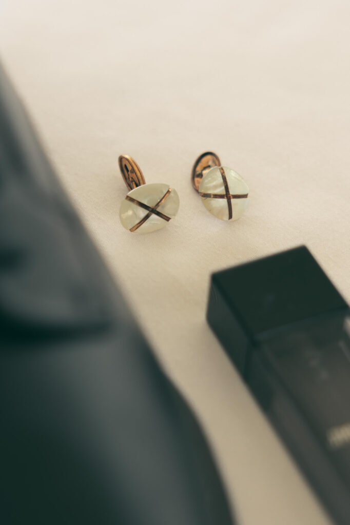 groom's details captured by an Oregon wedding photographer