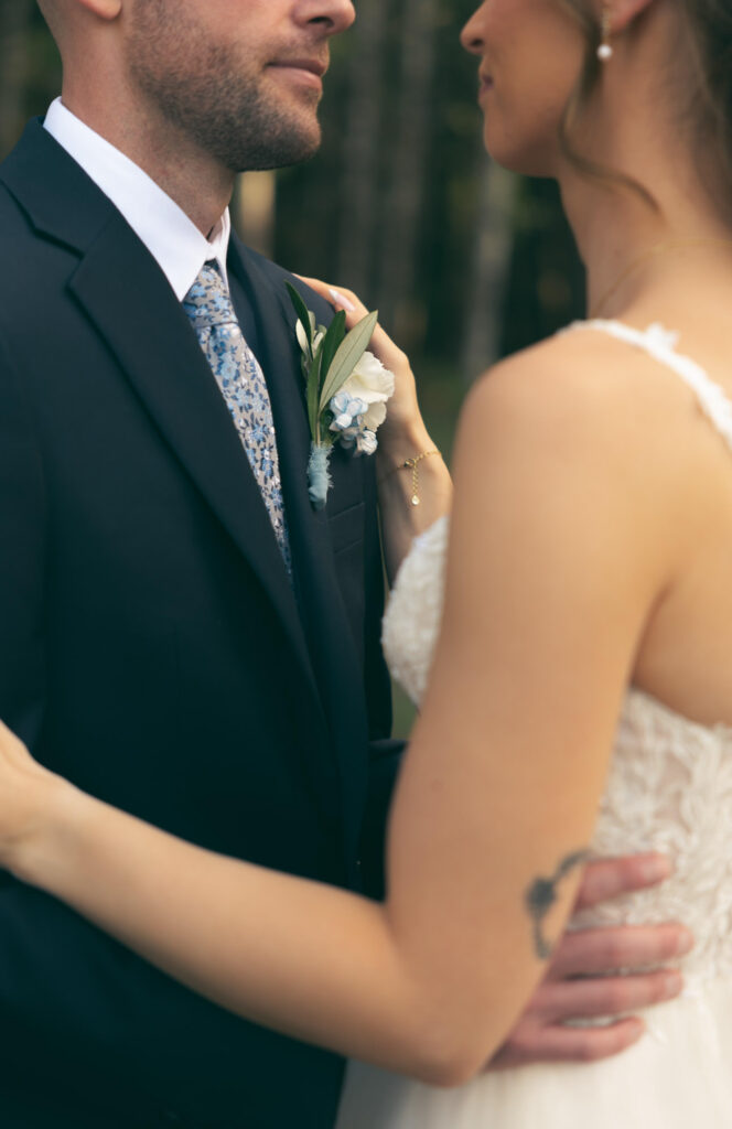 timeless wedding photos in an oregon meadow