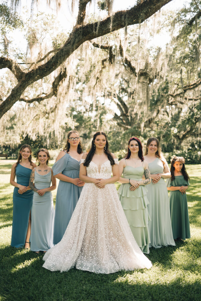 bride and bridesmaids posing in a triangle