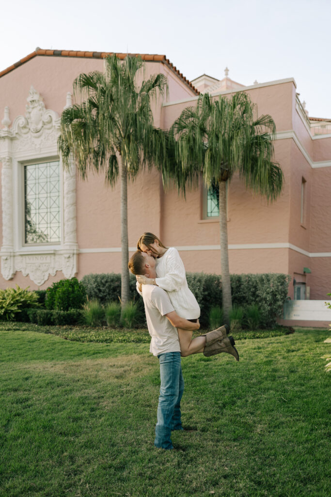 guy picking girl up in front of vinoy in st petersburg