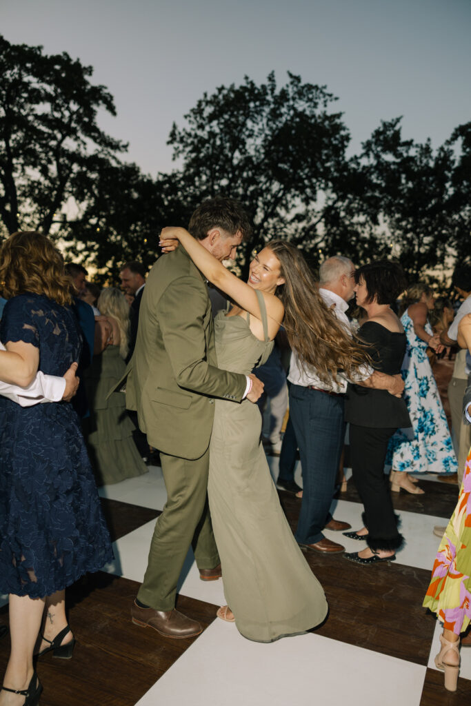 guest dancing during oregon wedding 