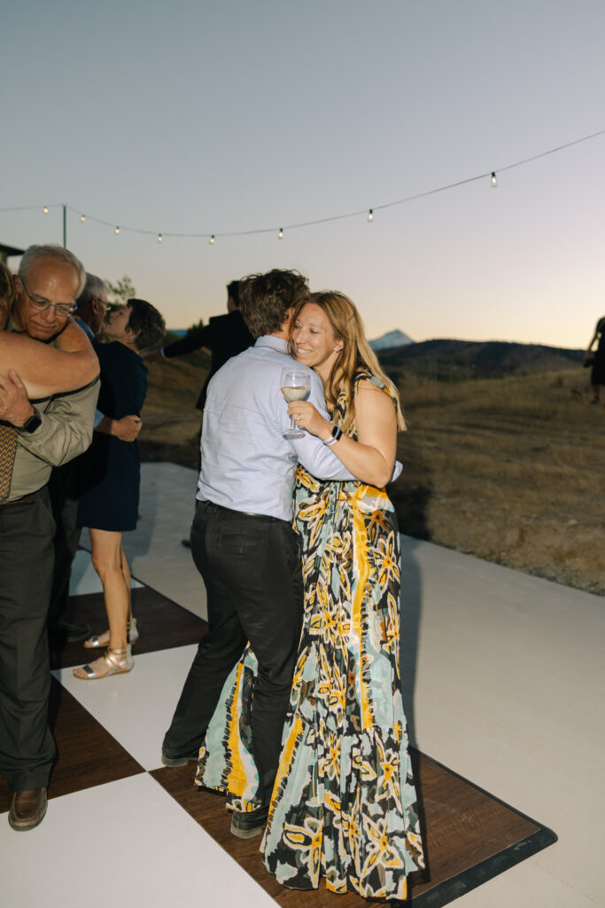 guest dancing during oregon wedding 